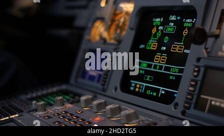 Elemento di controllo dell'autopilota di un aereo di linea. Pannello di interruttori su un ponte aereo. Leve di spinta di un airliner a doppio motore. Il pilota controlla l'A. Foto Stock