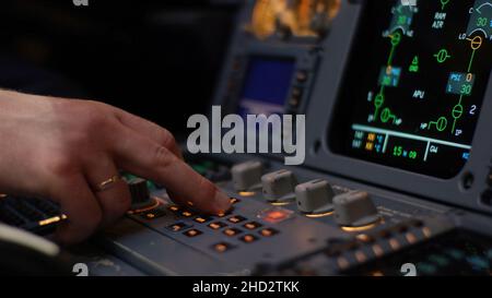 Elemento di controllo dell'autopilota di un aereo di linea. Pannello di interruttori su un ponte aereo. Leve di spinta di un airliner a doppio motore. Il pilota controlla l'A. Foto Stock