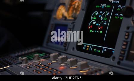 Elemento di controllo dell'autopilota di un aereo di linea. Pannello di interruttori su un ponte aereo. Leve di spinta di un airliner a doppio motore. Il pilota controlla l'A. Foto Stock