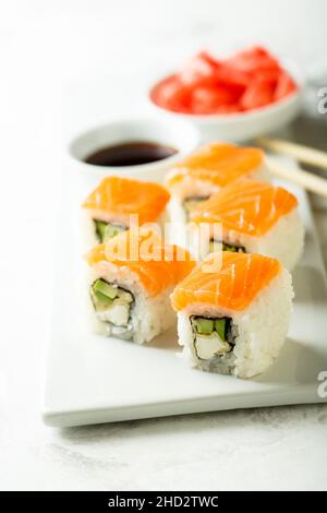 In casa rotoli di sushi con salmone Foto Stock