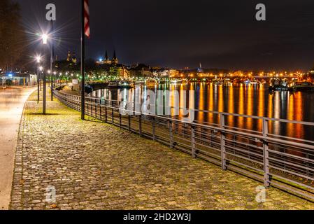 Ponte Baldwin a Coblenza di notte Foto Stock