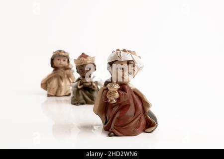 I tre Re che portano i loro doni adorando Gesù Bambino. Concetto di giorno di Epifania. Primo piano. Spazio di copia. Messa a fuoco selettiva. Foto Stock