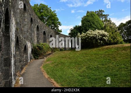 Una vista della torre McCaigs che si trova in cima a una collina sopra la cittadina costiera scozzese occidentale di Oban. Foto Stock