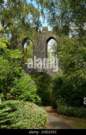 Una vista della torre McCaigs che si trova in cima a una collina sopra la cittadina costiera scozzese occidentale di Oban. Foto Stock