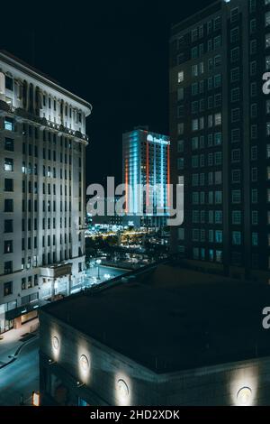 Vista aerea degli edifici leggeri del centro di El Paso di notte negli Stati Uniti Foto Stock