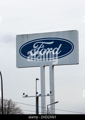 Azienda segno della fabbrica Ford a Colonia. Ford, logo dell'azienda, marchio dell'automobile Foto Stock