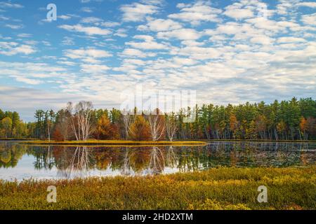 Mattinata d'autunno al Big Twin Lake nella Hiawatha National Forest vicino a Munising, Michigan Foto Stock
