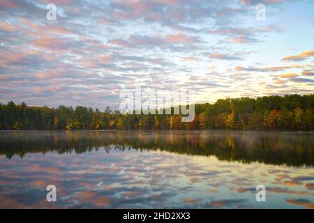 Mattinata d'autunno al lago Moccasin nella foresta nazionale di Hiawatha vicino a Munising, Michigan Foto Stock