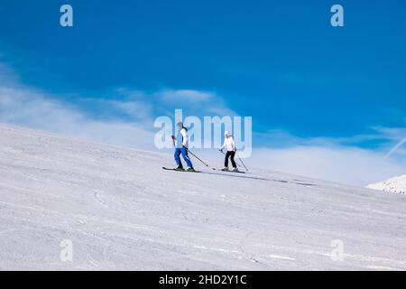 Lezione di sci sulle piste delle alpi italiane Foto Stock