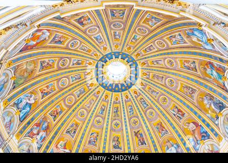 CITTÀ DEL VATICANO - 07 MAGGIO 2019: Decorazione sul soffitto della cupola della Basilica di San Pietro, Città del Vaticano Foto Stock