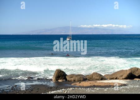 Barca a vela nell'oceano vicino la Caleta, Costa Adeje, Tenerife Foto Stock