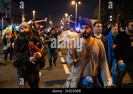 Raanana, Israele. 1st Gennaio 2022. Dimostrazione contro le restrizioni del virus di Corona, i vaccini infantili e la normativa “Green Badge/Pass”. La protesta iniziò nei pressi della residenza del primo ministro Bennett a Raanana, e marciò verso un centro commerciale nella città di Kfar Saba, bloccando le strade principali e gli incroci. La settimana scorsa il governo israeliano ha legiferato sulle nuove restrizioni, impedendo ai cittadini senza passaporto verde di entrare nei negozi dei centri commerciali, oltre ai servizi essenziali, come il cibo e le farmacie. Raánana, Israele. 01th Jan 2022. Credit: Matan Golan/Alamy Live News Foto Stock