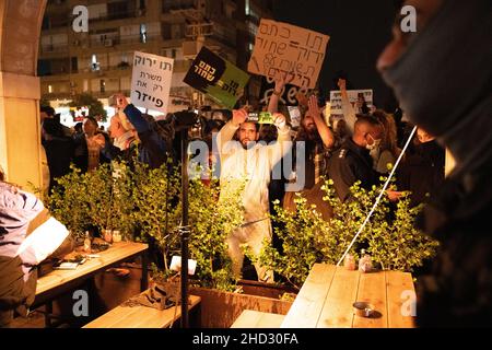 Raanana, Israele. 1st Gennaio 2022. Dimostrazione contro le restrizioni del virus di Corona, i vaccini infantili e la normativa “Green Badge/Pass”. La protesta iniziò nei pressi della residenza del primo ministro Bennett a Raanana, e marciò verso un centro commerciale nella città di Kfar Saba, bloccando le strade principali e gli incroci. La settimana scorsa il governo israeliano ha legiferato sulle nuove restrizioni, impedendo ai cittadini senza passaporto verde di entrare nei negozi dei centri commerciali, oltre ai servizi essenziali, come il cibo e le farmacie. Raánana, Israele. 01th Jan 2022. Credit: Matan Golan/Alamy Live News Foto Stock