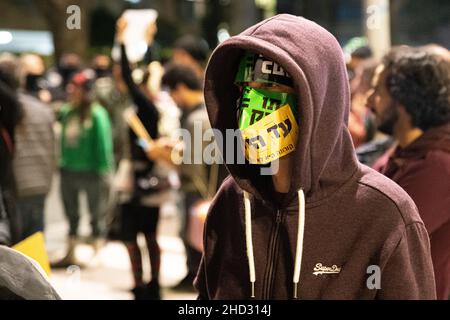 Raanana, Israele. 1st Gennaio 2022. Dimostrazione contro le restrizioni del virus di Corona, i vaccini infantili e la normativa “Green Badge/Pass”. La protesta iniziò nei pressi della residenza del primo ministro Bennett a Raanana, e marciò verso un centro commerciale nella città di Kfar Saba, bloccando le strade principali e gli incroci. La settimana scorsa il governo israeliano ha legiferato sulle nuove restrizioni, impedendo ai cittadini senza passaporto verde di entrare nei negozi dei centri commerciali, oltre ai servizi essenziali, come il cibo e le farmacie. Raánana, Israele. 01th Jan 2022. Credit: Matan Golan/Alamy Live News Foto Stock