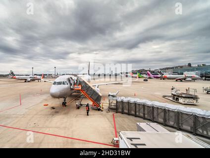 tokyo, giappone - dicembre 06 2021: Aereo Airbus da compagnia aerea low-cost giapponese jetstar Airways imbarco passeggeri sul grembiule o sul asfalto del Foto Stock