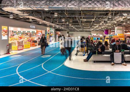 tokyo, giappone - dicembre 06 2019: Negozi di souvenir lungo la passerella interna nel terminal nazionale 3 dell'Aeroporto Internazionale Narita con i turisti in attesa Foto Stock