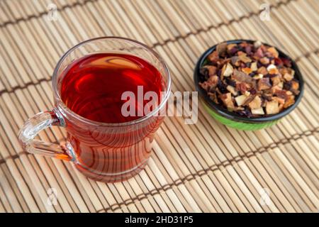 Un bicchiere di tisane miste e di frutta Foto Stock