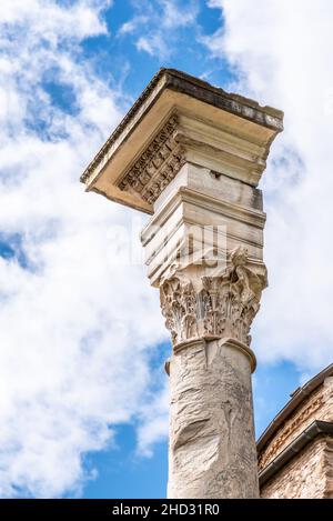 Vista dettagliata dell'antica colonna Foto Stock