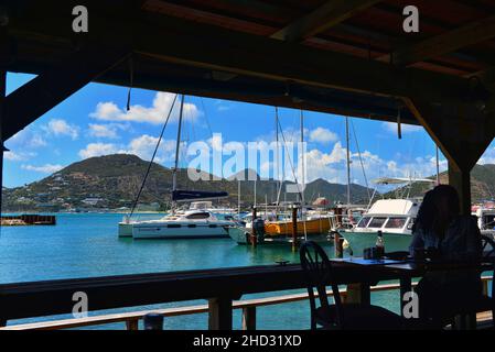 Philipsburg, St. Maarten - 2 marzo 2017: Vista panoramica dal Waterfront Restaurant and Bar di Chesterfield. Foto Stock