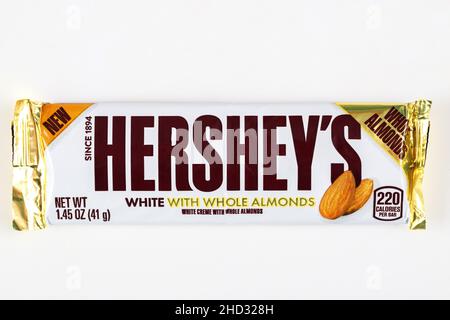 Maggio 4, 2021. New York, Stati Uniti. Primo piano della barra di cioccolato bianco Hersheys di dimensione King su sfondo bianco isolato. Foto Stock