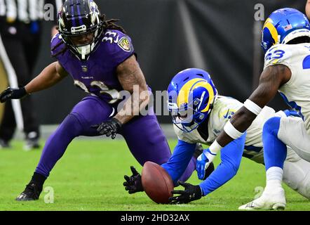 Baltimora, Stati Uniti. 02nd Jan 2022. Los Angeles Rams Cornerback Darious Williams (11) recupera un fumble Baltimore Ravens allo scadere del tempo durante la seconda metà al M&T Bank Stadium di Baltimora, Maryland, domenica 2 gennaio 2022. I Los Angeles Rams sconfissero i Baltimore Ravens 20-19. Foto di David Tulis/UPI Credit: UPI/Alamy Live News Foto Stock