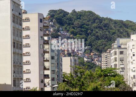 Collina di Santa Marta visto dal quartiere Humaita a Rio de Janeiro. Foto Stock