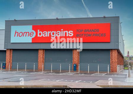 CHESTER, INGHILTERRA, Regno Unito - 25 DICEMBRE 2021: Vista di un supermercato Home Bargains Foto Stock