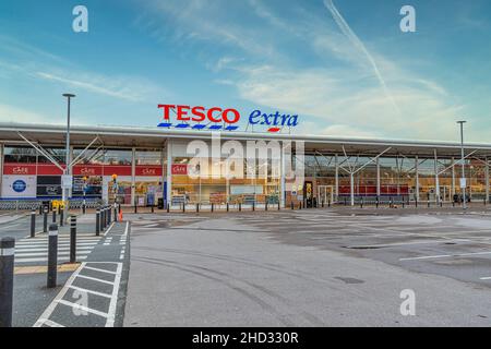 CHESTER, INGHILTERRA, Regno Unito - 25 DICEMBRE 2021: Vista di un supermercato Tesco Extra Foto Stock