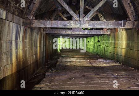 L'abbandonato Merriton Tunnel, noto anche come Blue Ghost Tunnel o Grand Trunk Railway Tunnel. Ontario, Canada. Foto Stock