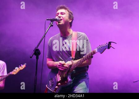 Madrid, Spagna. 02nd Jan 2022. Álvaro Surma del gruppo Niña Polaca (ragazza polacca) si esibisce durante un concerto al Centro Conde Duque. Credit: SOPA Images Limited/Alamy Live News Foto Stock