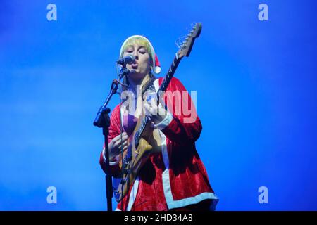 Madrid, Spagna. 02nd Jan 2022. Sandra Sabater del gruppo Niña Polaca (ragazza polacca) si esibisce durante un concerto al Centro Conde Duque. Credit: SOPA Images Limited/Alamy Live News Foto Stock