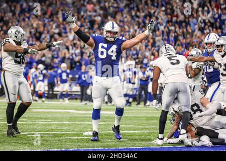 Indianapolis, Indiana, Stati Uniti. 2nd Jan 2022. La guardia offensiva di Indianapolis Colts Mark Glowinski (64) segnala un touchdown dei Colts dopo una corsa durante la partita tra i Las Vegas Raiders e gli Indianapolis Colts al Lucas Oil Stadium, Indianapolis, Indiana. (Credit Image: © Scott Stuart/ZUMA Press Wire) Credit: ZUMA Press, Inc./Alamy Live News Foto Stock