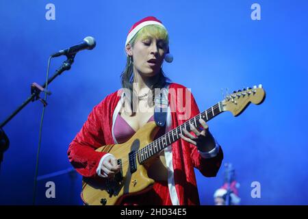 Madrid, Spagna. 02nd Jan 2022. Sandra Sabater del gruppo Niña Polaca (ragazza polacca) si esibisce durante un concerto al Centro Conde Duque. (Foto di Atilano Garcia/SOPA Images/Sipa USA) Credit: Sipa USA/Alamy Live News Foto Stock