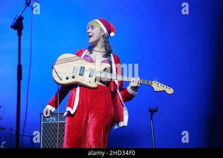 Madrid, Spagna. 02nd Jan 2022. Sandra Sabater del gruppo Niña Polaca (ragazza polacca) si esibisce durante un concerto al Centro Conde Duque. (Foto di Atilano Garcia/SOPA Images/Sipa USA) Credit: Sipa USA/Alamy Live News Foto Stock