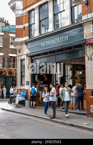 Persone al di fuori del negozio Monmouth Coffee Company vicino Borough Market, Londra. Foto Stock