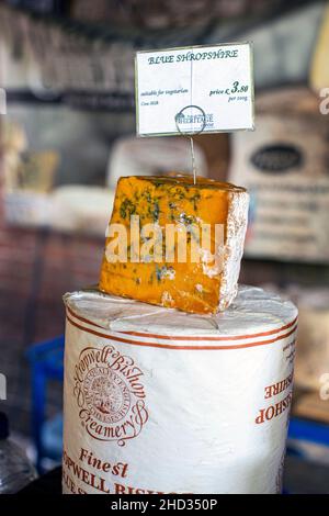 Formaggio Blue Shropshire al Borough Market di Southwark, Londra, Inghilterra. Foto Stock