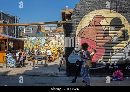 Visitando la Street art e i grafitti sulle famose strade di Brick Lane Market , East London . Il quartiere East london shoreditch è diventato iconico. Foto Stock