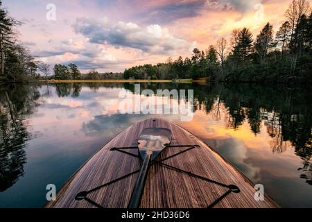 Vista sul lago Straus al tramonto da una pagaia - Brevard, Carolina del Nord, Stati Uniti Foto Stock