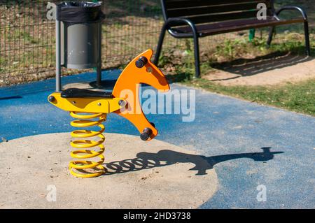 Equipaggiamento da cavallo arancione in un parco giochi Foto Stock