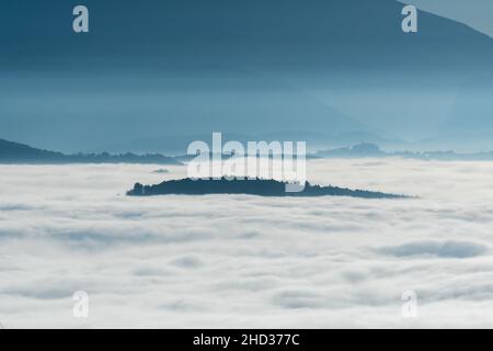 Splendida vista su una massiccia nebbia che copre gli alberi Foto Stock