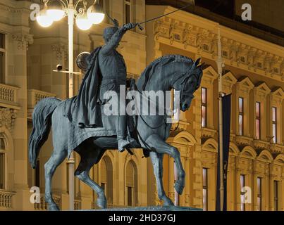 Bel colpo di statua di Ban Josip Jelacic cavalcando un cavallo con una spada di notte a Zagabria, Croazia Foto Stock