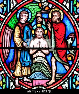 Scena dalla vita di Gesù, di Adolph Didron, Parigi, 1860, vetrate, Feltwell, Norfolk, Inghilterra, Gesù battezzato da Giovanni Battista Foto Stock