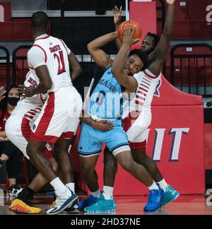 Newark, New Jersey, Stati Uniti. 2nd Jan 2022. Center Maine's BYRON IRELAND batte per un pallone sciolto durante l'azione del primo tempo contro NJIT durante una partita dell'America East Conference presso NJIT. NJIT tiene il Maine in una stretta sconfitta 69-66 (Credit Image: © Brian Branch Price/ZUMA Press Wire) Foto Stock