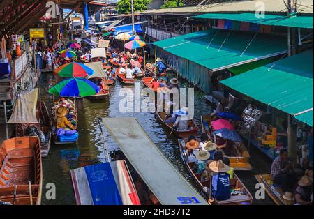 Una vista elevata del canale con molte barche e turisti che fanno shopping dalle loro barche. Foto Stock