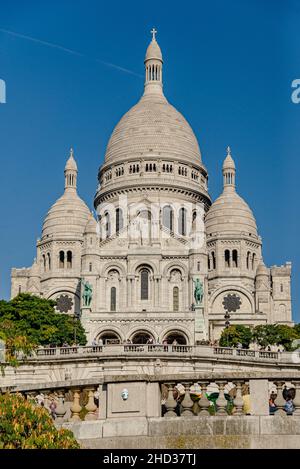 Foto verticale della Basilica del Sacro cuore sulla cima di Montmartre a Parigi, Francia Foto Stock