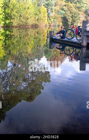 Ciclista sul fiume Forni a Porepunkah lungo il Murray to Mountains Rail Trail Foto Stock