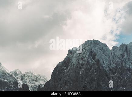 Magnifica montagna innevata nelle Alpi Giulie in Slovenia Foto Stock