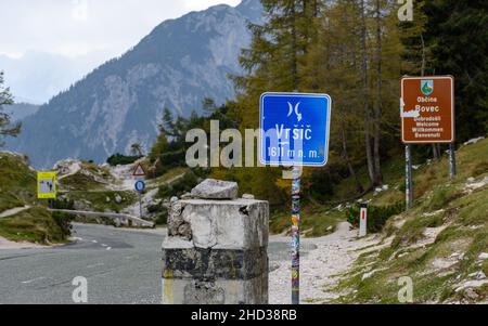 Cartello stradale in cima al valico di Vrsic nelle Alpi Giulie in Slovenia Foto Stock