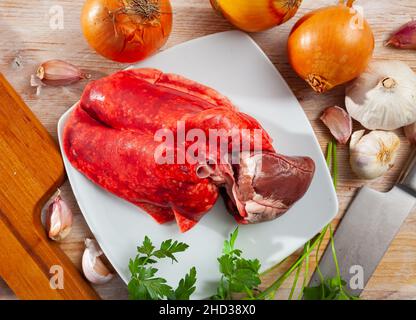 Cuore e polmoni di agnello crudo Foto Stock