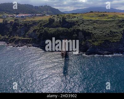 Vista aerea con drone del vecchio molo di carico minerale abbandonato Foto Stock